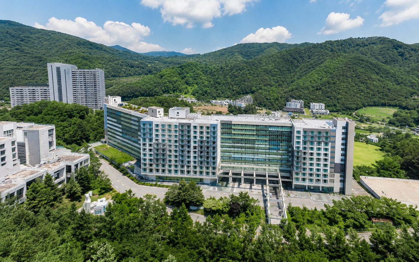 평창의 숲과 산으로 둘러싸인 호텔어라운드 평창 전경